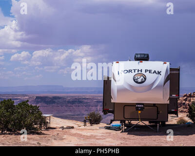 Remorque à sellette stationné au bord de la falaise, au-dessus du point Muley Moki Dugway près de Bluff, Utah. Banque D'Images