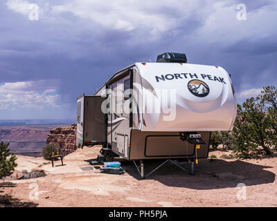 Remorque à sellette stationné au bord de la falaise, au-dessus du point Muley Moki Dugway près de Bluff, Utah. Banque D'Images