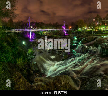 Reedy Falls et pont de la liberté au centre-ville de Greenville, Caroline du Sud, SC, USA. Banque D'Images