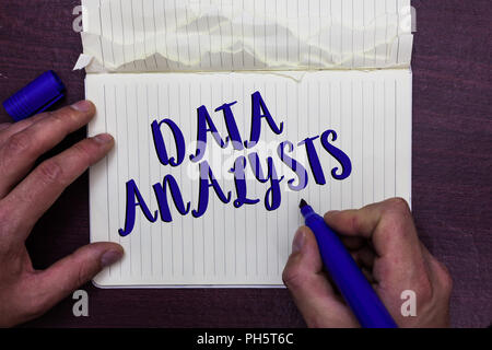 Écrit remarque montrant analystes de données. Photo d'entreprise présentation Concevoir et créer programmeur rapport identifie des Man holding marker page du bloc-notes Banque D'Images