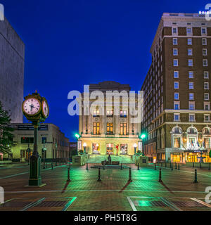 Main Street dans le centre-ville de Greenville, Caroline du Sud, USA au lever du soleil. Banque D'Images