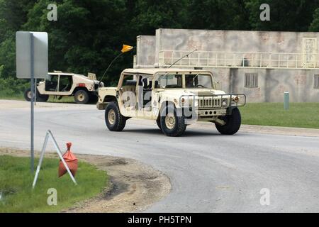 Soldats de conduire un véhicule au cours de la 86e Division de formation Soutien au combat de l'exercice de formation (CSTX) 86-18-04 le 22 juin 2018, à Fort McCoy, Wisconsin (Etats-Unis) plus de 6 000 militaires de tous les États-Unis sont la formation dans l'exercice, conformément à la 86e. L'exercice fait partie de la réserve de l'Armée de soutien au combat du programme de formation, ou CPST. Cpst exercices sont grandes, la formation collective des exercices conçus pour l'immerger dans des milieux de formation des unités tactiques que reproduire fidèlement ce qu'ils pourraient rencontrer dans les déploiements opérationnels. La 86e Division de la formation est une organisation de locataires à Fo Banque D'Images