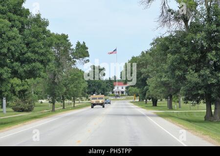 Soldats de conduire un véhicule au cours de la 86e Division de formation Soutien au combat de l'exercice de formation (CSTX) 86-18-04 le 22 juin 2018, à Fort McCoy, Wisconsin (Etats-Unis) plus de 6 000 militaires de tous les États-Unis sont la formation dans l'exercice, conformément à la 86e. L'exercice fait partie de la réserve de l'Armée de soutien au combat du programme de formation, ou CPST. Cpst exercices sont grandes, la formation collective des exercices conçus pour l'immerger dans des milieux de formation des unités tactiques que reproduire fidèlement ce qu'ils pourraient rencontrer dans les déploiements opérationnels. La 86e Division de la formation est une organisation de locataires à Fo Banque D'Images