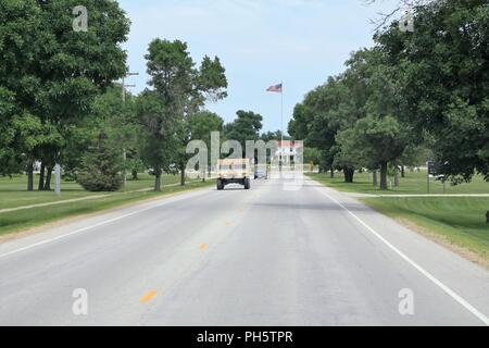 Soldats de conduire un véhicule au cours de la 86e Division de formation Soutien au combat de l'exercice de formation (CSTX) 86-18-04 le 22 juin 2018, à Fort McCoy, Wisconsin (Etats-Unis) plus de 6 000 militaires de tous les États-Unis sont la formation dans l'exercice, conformément à la 86e. L'exercice fait partie de la réserve de l'Armée de soutien au combat du programme de formation, ou CPST. Cpst exercices sont grandes, la formation collective des exercices conçus pour l'immerger dans des milieux de formation des unités tactiques que reproduire fidèlement ce qu'ils pourraient rencontrer dans les déploiements opérationnels. La 86e Division de la formation est une organisation de locataires à Fo Banque D'Images