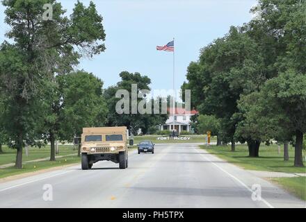 Soldats de conduire un véhicule au cours de la 86e Division de formation Soutien au combat de l'exercice de formation (CSTX) 86-18-04 le 22 juin 2018, à Fort McCoy, Wisconsin (Etats-Unis) plus de 6 000 militaires de tous les États-Unis sont la formation dans l'exercice, conformément à la 86e. L'exercice fait partie de la réserve de l'Armée de soutien au combat du programme de formation, ou CPST. Cpst exercices sont grandes, la formation collective des exercices conçus pour l'immerger dans des milieux de formation des unités tactiques que reproduire fidèlement ce qu'ils pourraient rencontrer dans les déploiements opérationnels. La 86e Division de la formation est une organisation de locataires à Fo Banque D'Images