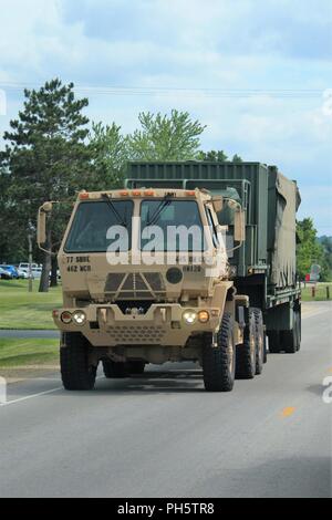 Soldats de conduire un véhicule au cours de la 86e Division de formation Soutien au combat de l'exercice de formation (CSTX) 86-18-04 le 25 juin 2018, à Fort McCoy, Wisconsin (Etats-Unis) plus de 6 000 militaires de tous les États-Unis sont la formation dans l'exercice, conformément à la 86e. L'exercice fait partie de la réserve de l'Armée de soutien au combat du programme de formation, ou CPST. Cpst exercices sont grandes, la formation collective des exercices conçus pour l'immerger dans des milieux de formation des unités tactiques que reproduire fidèlement ce qu'ils pourraient rencontrer dans les déploiements opérationnels. La 86e Division de la formation est une organisation de locataires à Fo Banque D'Images