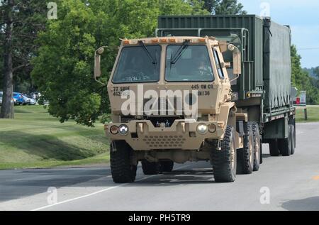 Soldats de conduire un véhicule au cours de la 86e Division de formation Soutien au combat de l'exercice de formation (CSTX) 86-18-04 le 25 juin 2018, à Fort McCoy, Wisconsin (Etats-Unis) plus de 6 000 militaires de tous les États-Unis sont la formation dans l'exercice, conformément à la 86e. L'exercice fait partie de la réserve de l'Armée de soutien au combat du programme de formation, ou CPST. Cpst exercices sont grandes, la formation collective des exercices conçus pour l'immerger dans des milieux de formation des unités tactiques que reproduire fidèlement ce qu'ils pourraient rencontrer dans les déploiements opérationnels. La 86e Division de la formation est une organisation de locataires à Fo Banque D'Images