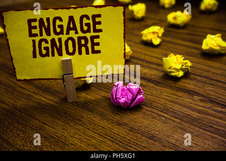 Écrit remarque montrant engager ignorer. Photo d'affaires mettant en silence de mort manipulatrice bouder Shunning Clothespin holding pape jaune Banque D'Images