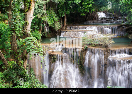 Cascade de Thaïlande, appelé Huai khamin Huay ou mae à Kanchanaburi Provience, autour de l'environnement et de la forêt avec de l'eau émeraude. Banque D'Images