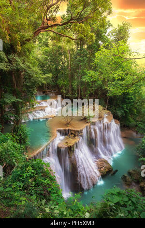 Cascade de Thaïlande, appelé Huai khamin Huay ou mae à Kanchanaburi Provience, autour de l'environnement et de la forêt avec de l'eau émeraude. Banque D'Images