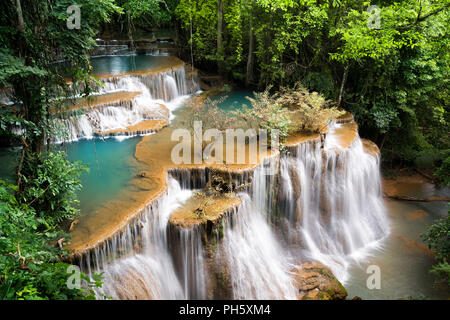 Cascade de Thaïlande, appelé Huai khamin Huay ou mae à Kanchanaburi Provience, autour de l'environnement et de la forêt avec de l'eau émeraude. Banque D'Images