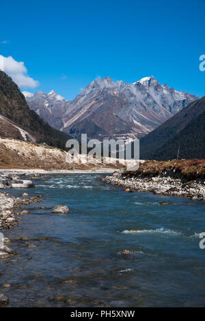 De la fonte des glaces sur la rivière mountain vue Paysage à Lachung, temps clair jour heure, Sikkim, Inde Banque D'Images