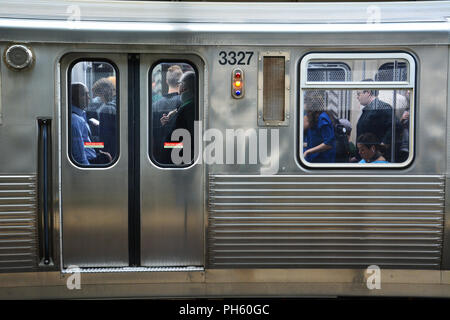 Les banlieusards prendre un train bondé El de travailler dans la boucle de Chicago sur la ligne marron élevée. Banque D'Images