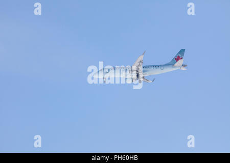 Air Canada Embraer E-175 en 2005-2017 les couleurs, sur l'approche à l'Aéroport Pierre Elliott Trudeau, Dorval, Qc Banque D'Images