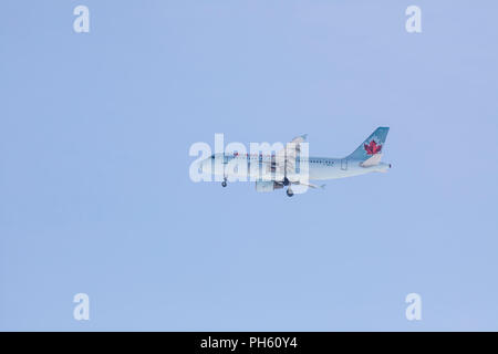 Air Canada Embraer E-175 en 2005-2017 les couleurs, sur l'approche à l'Aéroport Pierre Elliott Trudeau, Dorval, Qc Banque D'Images