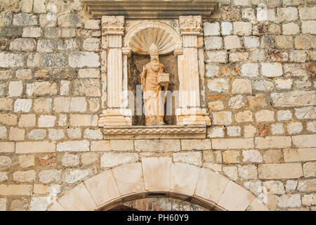 Statue de St Blaise au-dessus de la porte de la vieille ville de Dubrovnik, Croatie Banque D'Images