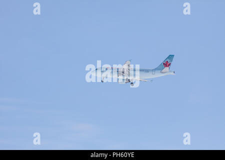 Air Canada Embraer E-175 en 2005-2017 les couleurs, sur l'approche à l'Aéroport Pierre Elliott Trudeau, Dorval, Qc Banque D'Images