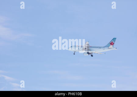 Air Canada Embraer E-175 en 2005-2017 les couleurs, sur l'approche à l'Aéroport Pierre Elliott Trudeau, Dorval, Qc Banque D'Images