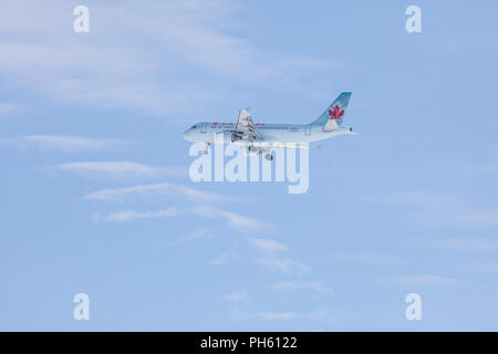 Air Canada Embraer E-175 en 2005-2017 les couleurs, sur l'approche à l'Aéroport Pierre Elliott Trudeau, Dorval, Qc Banque D'Images