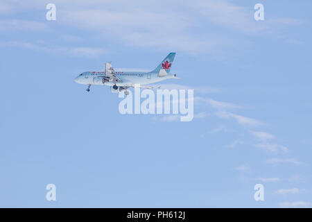 Air Canada Embraer E-175 en 2005-2017 les couleurs, sur l'approche à l'Aéroport Pierre Elliott Trudeau, Dorval, Qc Banque D'Images