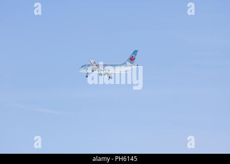 Air Canada Embraer E-175 en 2005-2017 les couleurs, sur l'approche à l'Aéroport Pierre Elliott Trudeau, Dorval, Qc Banque D'Images