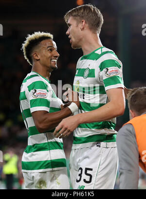 Kristoffer Ajer du Celtic (à droite) célèbre marquant son troisième but du côté du jeu avec Scott Sinclair au cours de l'UEFA Europa League Play-Off, jambe deuxième match au Celtic Park, Glasgow. Banque D'Images