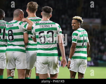 Celtics Kristoffer Ajer (troisième à gauche) célèbre marquant son troisième but du côté du jeu vu par Scott Sinclair au cours de l'UEFA Europa League Play-Off, jambe deuxième match au Celtic Park, Glasgow. Banque D'Images