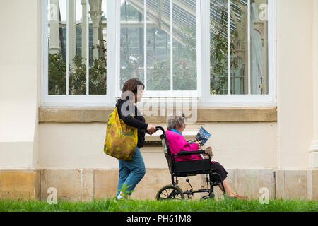 Les visiteurs à côté nouveau vitrage bois / bois / bois vitrage de remplacement dans l'Europe victorienne restaurée maison. Le Jardin botanique royal de Kew. Londres. UK Banque D'Images