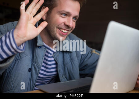 Confiant dans l'homme ouvrier minable vêtements de travail de discuter avec sa petite amie, en agitant la main. Banque D'Images
