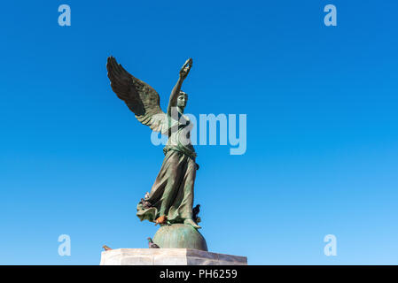 Angel statue de victoire dans le port de Mandraki, l'île de Rhodes, Grèce. Banque D'Images