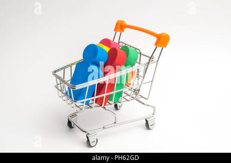 Les gens de couleur dans un chariot d'un supermarché. Concept de la traite, l'esclavage moderne. L'achat de personnes est une violation des lois internationales. Freed Banque D'Images