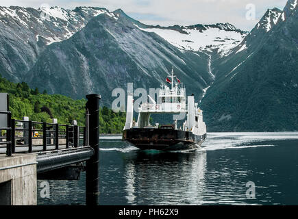 La Norvège Ferry Boat Landing : un bateau transportant des passagers et des véhicules remplit un fjord crossing le long de la route côtière au nord de Alesund, Norvège. Banque D'Images