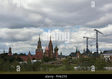 Grues de levage à côté de la cathédrale de Saint Basil à la Place Rouge et la Tour Spasskaya (sauveur) Tour du Kremlin de Moscou illustrée de Zaryadye Park à Moscou, Russie. Banque D'Images