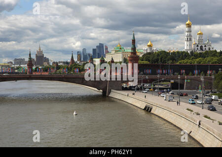 Le Kremlin et le Bolchoï Moskvoretsky Pont sur la Moskva sur le pont flottant dans Zaryadye Park à Moscou, Russie. Gratte-ciel du centre d'affaires internationales, également connu sous le nom de la ville de Moscou, et le bâtiment principal du ministère des Affaires étrangères de la Russie, l'un des sept gratte-ciel staliniens conçu architectes soviétiques Vladimir Gelfreykh et Adolf Minkus. Banque D'Images