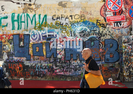 Laissez-passer piéton par le graffiti consacré au musicien rock russe Viktor Tsoi sur le mur en Krivoarbatsky Tsoi Lane à Moscou, Russie. L'énorme inscription bleu est le russe signifie : Tsoi est encore en vie. Banque D'Images
