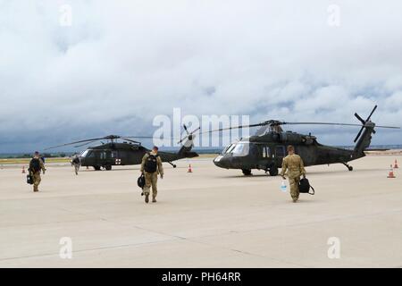 Les pilotes de la Garde nationale du Texas Austin et San Antonio aviation approche unités hélicoptères Black Hawk dans leur préparation de décoller de Laredo, au Texas, le 21 juin 2018. Afin d'éviter le vol par des phénomènes météorologiques dangereux, les pilotes ont choisi de déplacer leur lieu de préparation de Laredo à San Antonio tout en restant sur appel pour secourir les victimes des inondations dans la vallée du Rio Grande. Banque D'Images