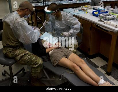 Le colonel Paul A. Viator, un dentiste général dans l'armée américaine Réserver affecté à l'hôpital de l'armée américaine 1984th, 9ème commande de soutien de mission hors de Honolulu Hawaii, effectue un examen dentaire au cours de soins en 2018 Tropic Kea'au, Hawaii, le 23 juin 2018. Soins Tropic 2018 est un événement de formation de préparation qui se déroule du 18 au 28 juin visant à accroître l'état de préparation militaire tout en servant la communauté de Kea'au, et ses environs. Banque D'Images