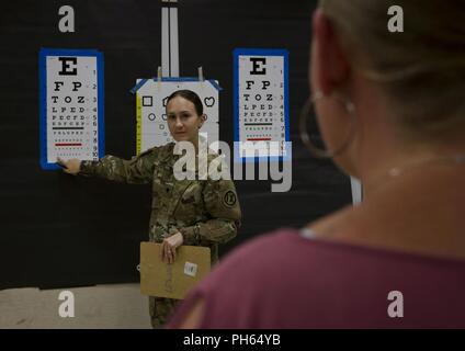 La CPS. Brianne Foulques, un spécialiste de la vue dans l'armée américaine Réserver affecté à l'hôpital de l'armée américaine 1984th, 9ème commande de soutien de mission hors de Honolulu, Hawaï, effectue un examen de la vue au cours de soins en 2018 Tropic Kea'au, New York, 24 juin 2018. Soins Tropic 2018 est un événement de formation de préparation qui se déroule du 18 au 28 juin visant à accroître l'état de préparation militaire tout en servant la communauté de Kea'au, et ses environs. Banque D'Images