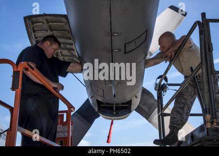 Tim Johnson et Senior Airman Airman Senior Hunter Mitchell , spécialiste de la propulsion aéronautique, 179e Airlift Wing Groupe Maintenance, évalue un moteur du C-130H Hercules pendant son exécution, le 26 juin 2018, à la 179e Airlift Wing, Mansfield, Ohio. Le test de diagnostic nécessite le moteur tourner pour que l'Aviateur à bien identifier la cause de ce problème et est aussi connu par les mécaniciens d'aéronefs comme 'l'homme sur le stand'. Banque D'Images