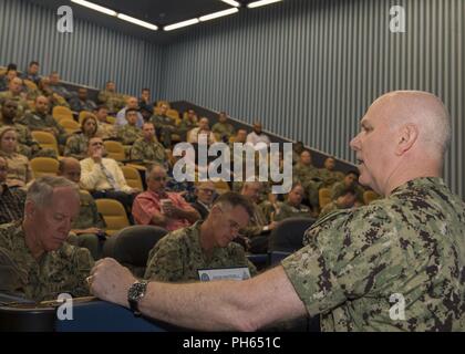 SAN DIEGO (26 juin 2018) Adm. Christopher Grady, commander, U.S. Forces Flotte, donne ouverture à l'occasion de la grève de l'opérateur Group (CSG) et 4 CSG 15 l'engagement de négociations entre le personnel de conférence à Naval Base Point Loma. L'événement a donné l'exemple de l'occasion pour discuter des procédures d'exploitation et renforcer l'importance de la formation d'une norme unique. Banque D'Images