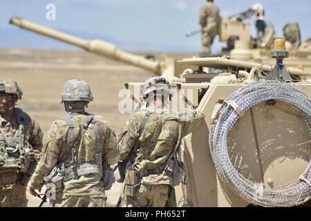 Les soldats de l'Armée américaine du 321e bataillon de réserve du génie et de la Garde nationale de l'Oregon a une compagnie, 3-116ème Bataillon interarmes conduite des opérations de valorisation le 20 juin 2018 au verger Centre d'instruction au combat de l'appui de la 116e Brigade de cavalerie de l'Équipe de Combat Combat eXportable capacité de formation de la rotation. Les unités ont effectué une défense lane, ensemble, de simulation de l'interopérabilité entre les composants et la manœuvre et forces ingénieur trouvés sur le champ de bataille. Banque D'Images