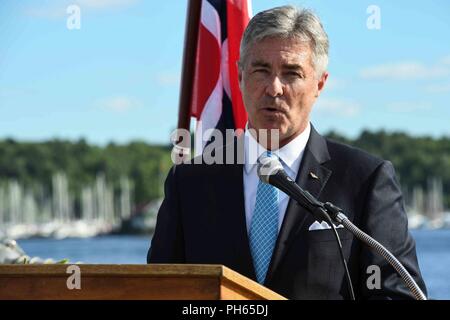 Norvège (25 juin 2018), Kenneth J. Braithwaite, ambassadeur des États-Unis à la Norvège, prononce une allocution lors d'une réception à bord de la classe Arleigh Burke destroyer lance-missiles USS Bainbridge (DDG 96), à Oslo, Norvège, le 25 juin 2018. Bainbridge, homeported à Naval Station Norfolk, mène des opérations navales dans la sixième flotte américaine zone d'opérations à l'appui de la sécurité nationale des États-Unis en Europe et en Afrique. Banque D'Images