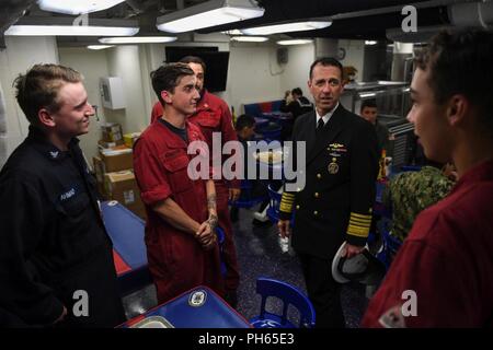 Norvège (25 juin 2018), chef des opérations navales Adm. John Richardson parle avec les marins stationnés à bord de la classe Arleigh Burke destroyer lance-missiles USS Bainbridge (DDG 96) à Oslo, Norvège, le 25 juin 2018. Bainbridge, homeported à Naval Station Norfolk, mène des opérations navales dans la sixième flotte américaine zone d'opérations à l'appui de la sécurité nationale des États-Unis en Europe et en Afrique. Banque D'Images