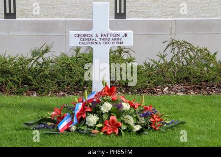 Soldats affectés à la 1ère ABCT, 1 CD visitez Luxembourg American Cemetery and Memorial. Bien qu'il existe, les soldats ont déposé une couronne sur le général George S. Patton tombe. Banque D'Images