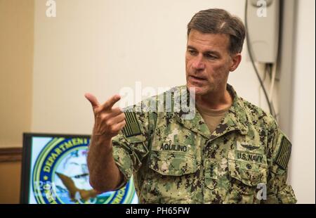 IMPERIAL Beach, Californie (26 juin 2018) Adm. John Aquilino, commandant de la flotte américaine du Pacifique, parle avec Groupe fluviales côtières (CRG) 1 Mess du chef de la marine lors de sa visite au terrain d'atterrissage éloignées Imperial Beach. CRG fournit une capacité essentielle pour défendre les biens de grande valeur tout au long de la- vert et bleu de l'eau et des environnements de déploiement fournit l'ensemble des forces d'adaptation (AFP) dans le monde entier à l'intégration interarmées et interalliées, les théâtres d'opérations. Banque D'Images