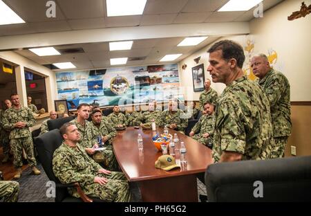 IMPERIAL Beach, Californie (26 juin 2018) Adm. John Aquilino, commandant de la flotte américaine du Pacifique, parle avec Groupe fluviales côtières (CRG) 1 Mess du chef de la marine lors de sa visite au terrain d'atterrissage éloignées Imperial Beach. CRG fournit une capacité essentielle pour défendre les biens de grande valeur tout au long de la- vert et bleu de l'eau et des environnements de déploiement fournit l'ensemble des forces d'adaptation (AFP) dans le monde entier à l'intégration interarmées et interalliées, les théâtres d'opérations. Banque D'Images