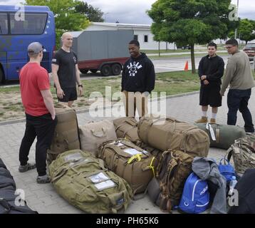 Le capitaine Jaytoine Milledge, 2-5 CAV, 1st Armored Brigade Combat Team, 1re Division de cavalerie, de feu d'appui du centre, salue des aviateurs du 9e escadron des opérations d'appui aérien et les soldats de B Co, 2-5 CAV, 1BDE, 1CD à la base aérienne de Mihail Kogalniceanu, la Roumanie, le 23 juin 2018. Les aviateurs et les soldats se délocalisent en Roumanie pour continuer à soutenir l'exercice résoudre l'Atlantique. Banque D'Images