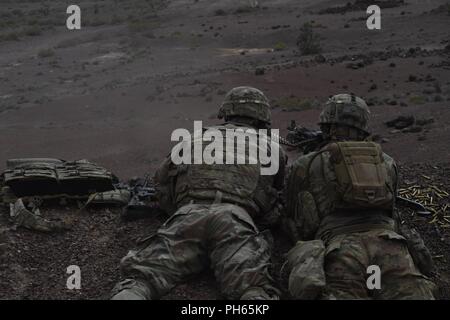 Les fantassins de l'Armée américaine affecté à la 10e Mountain Division fire une mitrailleuse M240 alors que la conduite d'entraînement de l'équipe sur une gamme à Djibouti, le 23 juin 2018. Tir réel de l'équipe fait partie d'un processus de qualification dans lequel les soldats exécuter des exercices de mouvement et de construire la cohésion de l'unité. Banque D'Images