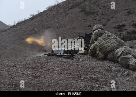 Les fantassins de l'Armée américaine affecté à la 10e Mountain Division fire une mitrailleuse M240 alors que la conduite d'entraînement de l'équipe sur une gamme à Djibouti, le 23 juin 2018. Tir réel de l'équipe fait partie d'un processus de qualification dans lequel les soldats exécuter des exercices de mouvement et de construire la cohésion de l'unité. Banque D'Images