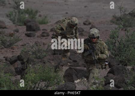 Les fantassins de l'Armée américaine affecté à la 10e division de montagne grimper une montagne, tandis que la conduite d'entraînement de l'équipe de Djibouti, le 23 juin 2018. Tir réel de l'équipe fait partie d'un processus de qualification dans lequel les soldats exécuter des exercices de mouvement et de construire la cohésion de l'unité. Banque D'Images